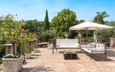 Villa Carosone: Meubles, Pot De Fleur, Jardin, Mobilier De Jardin, Table, Chaise, Dalle, Ombre, Plante D'Appartement