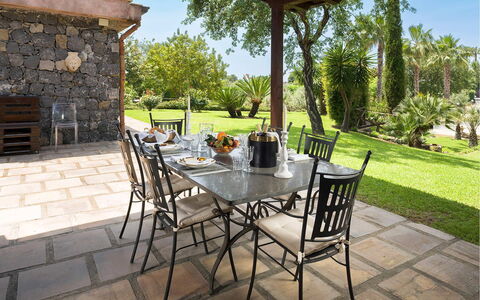 Villa Carosone: Meubles, Chaise, Table, Mobilier De Jardin, Table Cuisine Et Salle A Manger, Tableau De Plein Air, Restaurant, Salle À Manger, Ombre, Patio