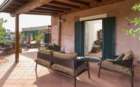 Villa Carosone: Meubles, Chaise, Mobilier De Jardin, Pot De Fleur, Sol, Ombre, Plante D'Appartement, Patio, Tableau De Plein Air, Balcon