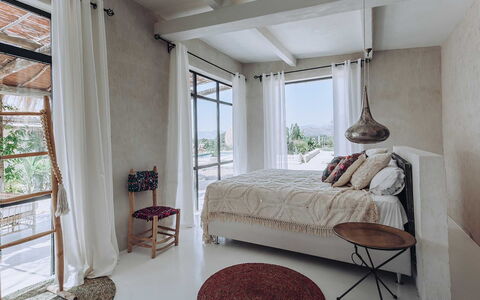 Villa Horses: Meubles, Design Intérieur, Lit, Chambre, Sol, Sol, Drap De Lit, Bois, Literie, Plafond