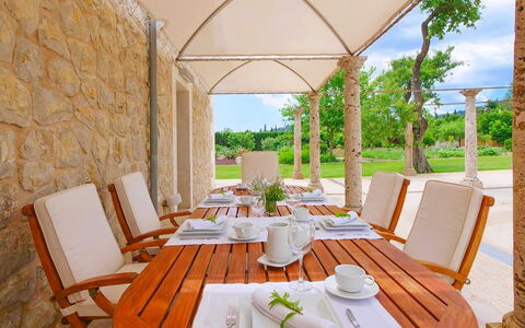 Villa Higo: Meubles, Chaise, Ombre, Recours, Mobilier De Jardin, Table Cuisine Et Salle A Manger, Jardin, Biens, Structure En Plein Air, Conception