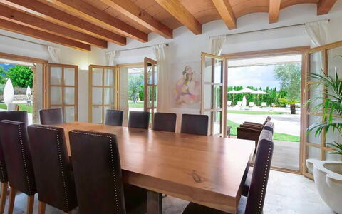 Villa Higo: Meubles, Design Intérieur, Sol, Table, Bois, Chaise, Sol, Table Cuisine Et Salle A Manger, Plafond, Salle À Manger