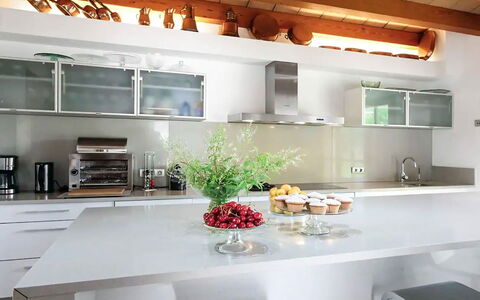Villa Higo: Cuisine, Comptoir, Design Intérieur, Appareil De Cuisine, Cabinetry, Meubles, Domicile, Principaux Appliance, Luminaire, Plafond