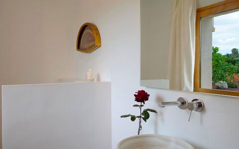 Villa Higo: Mur, Design Intérieur, Luminaire Plomberie, Lavabo, Salle De Bains, Éclairage, Robinet, Plomberie, Pièce, Domicile