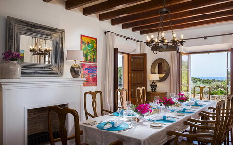 Villa Welcome: Meubles, Design Intérieur, Table, Salle À Manger, Chaise, Vaisselle, Table Cuisine Et Salle A Manger, Éclairage, Pièce, Sol