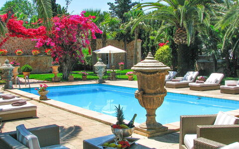 Villa Peacock: Piscine, Recours, Pot De Fleur, Caractéristique De L'Eau, Eco Hôtel, Loisir, Hacienda, Aménagement Paysager, Jardin, Plante D'Appartement