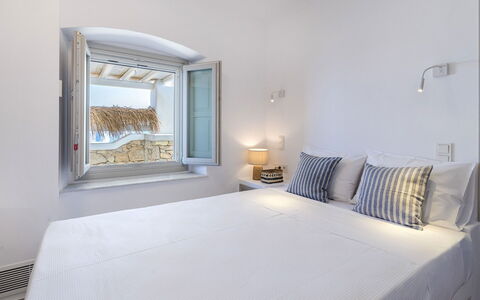 Villa Vesper: Appartement, Chambre, Literie, Linge, Oreiller, Drap De Lit, Balcon, Hôtel, Daylighting, Throw Pillow