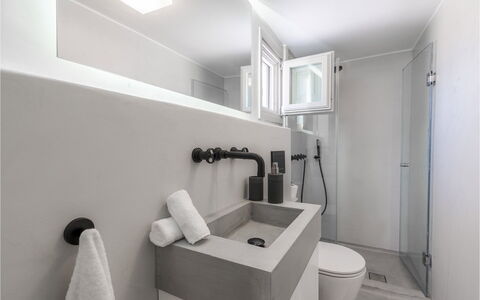 Villa Vesper: Luminaire Plomberie, Salle De Bains, Évier, Lavabo, Mur, Design Intérieur, Siège De Toilette, Robinet, Sol, Sol