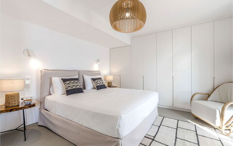 Villa Vesper: Lit, Design Intérieur, Chambre, Meubles, Sol, Sol, Bois, Literie, Drap De Lit, Linge