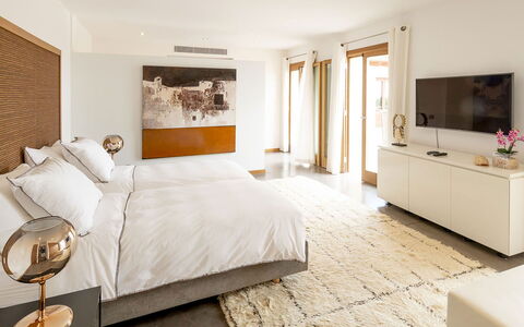 Villa Sofia: Meubles, Design Intérieur, Lit, Chambre, Mur, Sol, Sol, Bois, Drap De Lit, Plafond