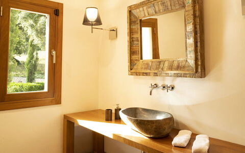 Villa Sofia: Lavabo, Design Intérieur, Mur, Luminaire Plomberie, Miroir, Sol, Bois, Évier, Salle De Bains, Robinet