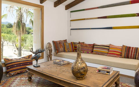 Villa Vineyard: Meubles, Bois, Design Intérieur, Salon, Canapé, Pièce, Domicile, Sol, Sol, Throw Pillow
