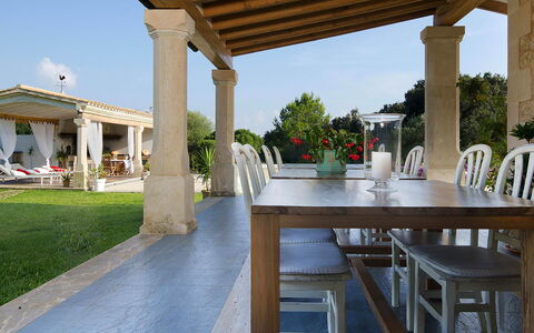 Villa Serafino: Meubles, Table, Mobilier De Jardin, Chaise, Colonne, Tableau De Plein Air, Structure En Plein Air, Porche, Pot De Fleur, Ombre