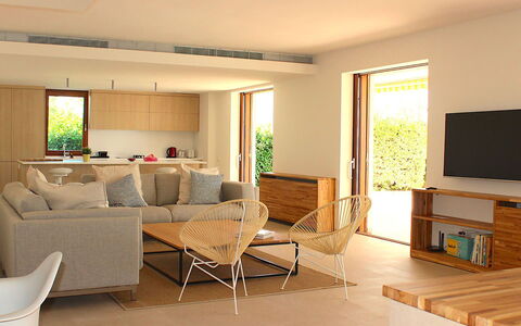 Villa Acapulco: Meubles, Design Intérieur, Sol, Sol, Mur, Bois, Canapé, Table, Chaise, Salon