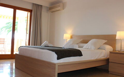 Villa Acapulco: Meubles, Design Intérieur, Lit, Chambre, Sol, Bois, Sol, Literie, Drap De Lit, Pièce