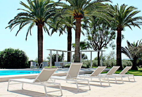 Villa Acapulco: Meubles, Mobilier De Jardin, Chaise, Recours, Ombre, Eco Hôtel, Piscine, Balancelle, Tableau De Plein Air