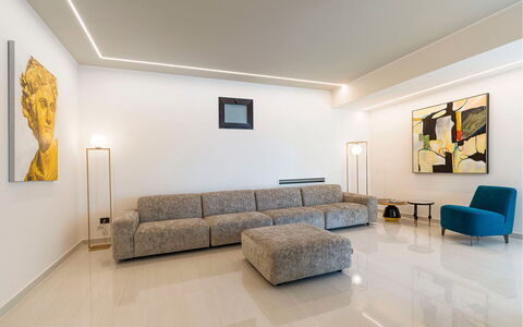 Villa Zafferano: Meubles, Design Intérieur, Sol, Mur, Sol, Canapé, Plafond, Bois, Salon, Éclairage