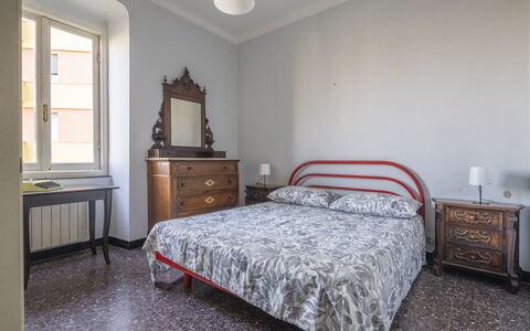 Da Federico, Apartment Genova Brignole: Chambre, Lit, Drap De Lit, Sol, Design Intérieur, Sol, Literie, Pièce, Cadre De Lit, Meubles