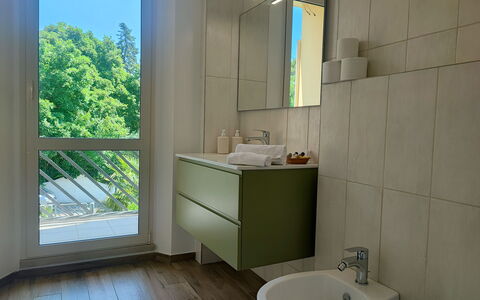 Casa Nadia: Lavabo, Luminaire Plomberie, Sol, Design Intérieur, Sol, Salle De Bains, Évier, Robinet, Plomberie, Armoire De Toilette
