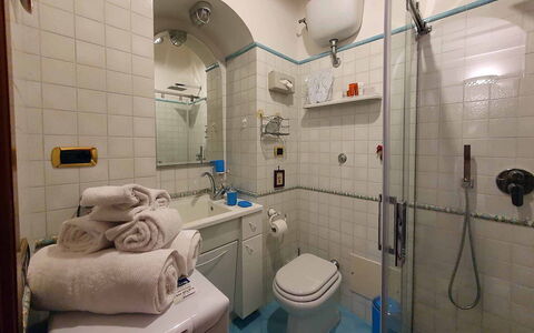 Casa Minori: Lavabo, Salle De Bains, Luminaire Plomberie, Évier, Robinet, Design Intérieur, Sol, Plomberie, Sol, Miroir