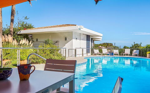 Villa Fullmoon: Piscine, Recours, Mobilier De Jardin, Parapluie, Loisir, Eco Hôtel, Ombre, Biens, Thermes, Chaise