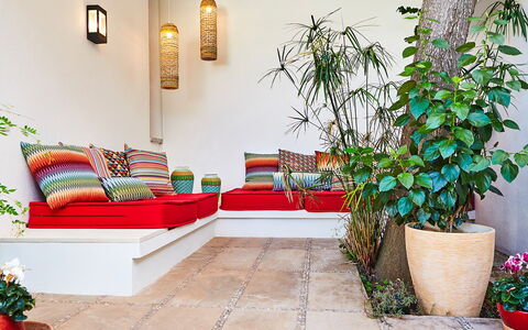 Villa Fullmoon: Meubles, Coussin, Design Intérieur, Pot De Fleur, Throw Pillow, Sol, Salon, Sol, Canapé, Oreiller