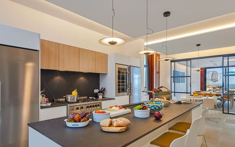 Villa Fullmoon: Design Intérieur, Cuisine, Meubles, Luminaire, Plafond, Comptoir, Sol, Bois, Éclairage, Sol