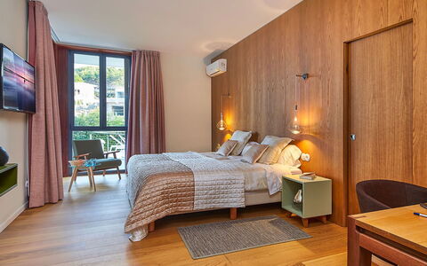 Villa Fullmoon: Lit, Design Intérieur, Meubles, Chambre, Drap De Lit, Literie, Sol, Bois, Sol, Pièce
