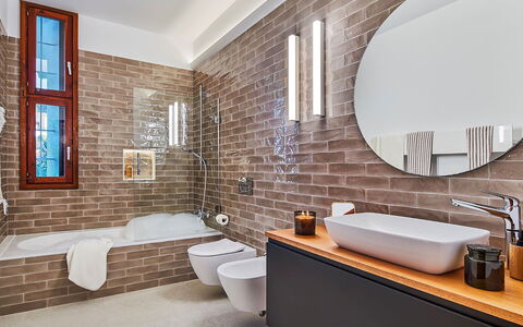 Villa Fullmoon: Luminaire Plomberie, Mur, Salle De Bains, Évier, Sol, Design Intérieur, Lavabo, Robinet, Miroir, Sol