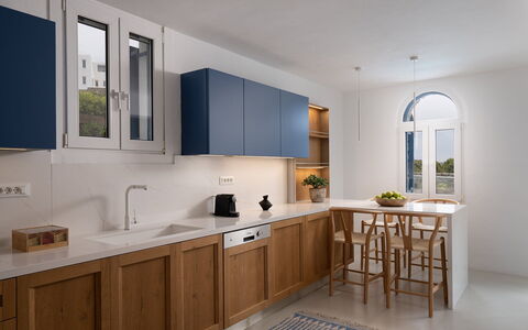 Villa Athella: Meubles, Design Intérieur, Cabinetry, Sol, Cuisine, Comptoir, Placard, Tache De Bois, Appareil De Cuisine, Évier