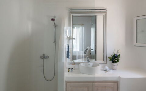 Villa Athella: Luminaire Plomberie, Salle De Bains, Mur, Lavabo, Miroir, Évier, Design Intérieur, Robinet, Plomberie, Éclairage