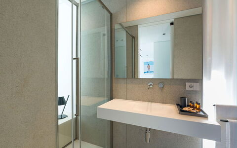 Villa Confini: Salle De Bains, Design Intérieur, Luminaire Plomberie, Sol, Mur, Sol, Lavabo, Robinet, Évier, Miroir