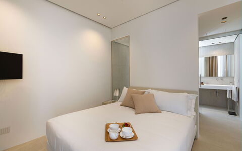 Villa Confini: Design Intérieur, Mur, Lit, Sol, Chambre, Sol, Bois, Meubles, Drap De Lit, Literie
