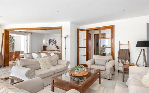 Villa the Cliff: Meubles, Canapé, Design Intérieur, Sol, Sol, Bois, Plafond, Salon, Table, Pièce