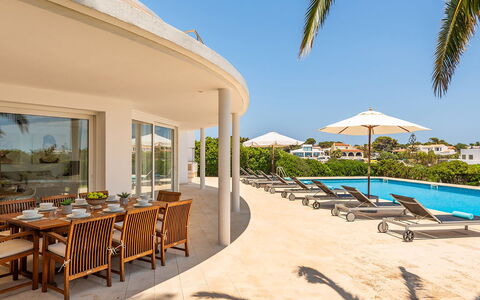 Villa the Cliff: Recours, Mobilier De Jardin, Biens, Balcon, Ombre, Eco Hôtel, Chaise, Piscine, Parapluie, Villa