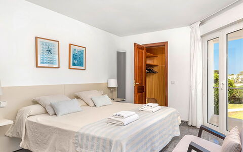 Villa the Cliff: Meubles, Design Intérieur, Chambre, Lit, Sol, Sol, Textile, Pièce, Appartement, Drap De Lit