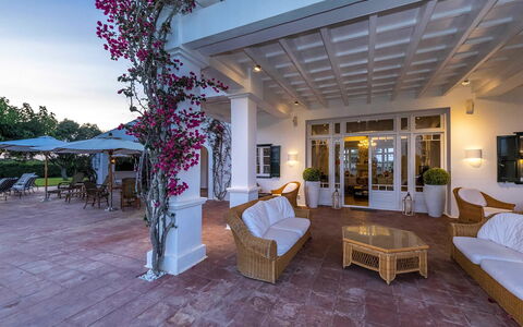 Villa Golf: Meubles, Mobilier De Jardin, Recours, Zone Résidentielle, Chaise, Domicile, Biens, Pot De Fleur, Ombre, Piscine