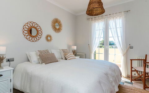 Villa Superba: Lit, Meubles, Chambre, Literie, Drap De Lit, Linge, Design Intérieur, Domicile, Sol, Throw Pillow