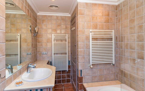 Villa Superba: Sol, Sol, Mur, Luminaire Plomberie, Design Intérieur, Salle De Bains, Tuile, Plafond, Pièce, Plomberie