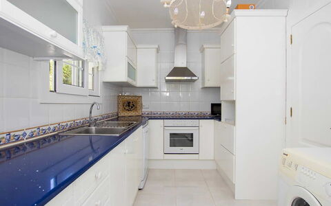 Villa Mosaic: Sol, Design Intérieur, Cuisine, Comptoir, Sol, Cabinetry, Principaux Appliance, Domicile, Éclairage, Appareil De Cuisine
