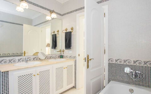 Villa Mosaic: Design Intérieur, Luminaire Plomberie, Sol, Sol, Armoire De Toilette, Robinet, Plomberie, Salle De Bains, Éclairage, Tuile