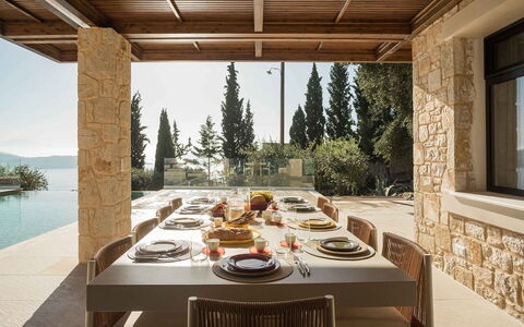 Villa Senia: Meubles, Domicile, Table Cuisine Et Salle A Manger, Table, Chaise, Ombre, Restaurant, Salle À Manger, Matériau Naturel, Biens