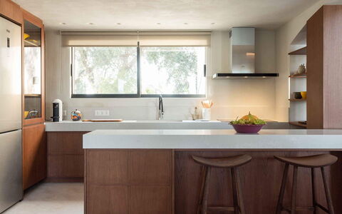 Villa Senia: Cuisine, Meubles, Comptoir, Design Intérieur, Cabinetry, Sol, Mur, Bois, Appareil De Cuisine, Domicile