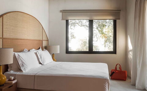 Villa Senia: Meubles, Design Intérieur, Chambre, Lit, Bois, Literie, Drap De Lit, Linge, Sol, Textile