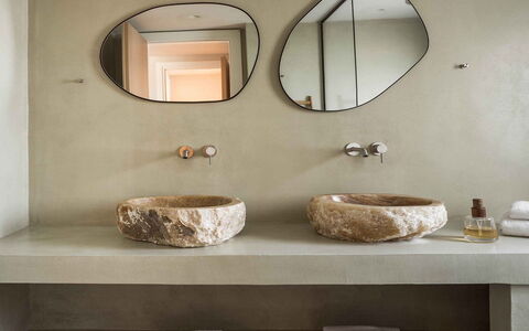 Villa Senia: Design Intérieur, Luminaire Plomberie, Sol, Miroir, Salle De Bains, Évier, Plomberie, Lavabo, Robinet, Luminaire