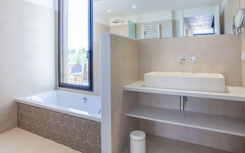 Villa Mirante: Salle De Bains, Luminaire Plomberie, Sol, Mur, Design Intérieur, Sol, Baignoire, Évier, Robinet, Lavabo