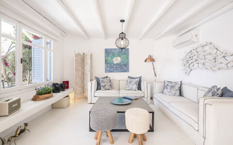 Villa Tiche: Meubles, Mur, Design Intérieur, Canapé, Sol, Sol, Domicile, Salon, Pièce, Appartement