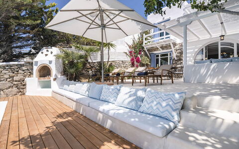 Villa Tiche: Mobilier De Jardin, Meubles, Domicile, Ombre, Recours, Pot De Fleur, Escaliers, Balcon, Chaise, Biens