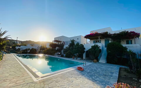 Mykonos Pool House 3: Piscine, Recours, Eco Hôtel, Mobilier De Jardin, Loisir, Pot De Fleur, Ville Resort, Balancelle, Hacienda, Aménagement Paysager