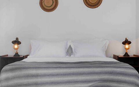 Mykonos Pool House 4: Linge, Chambre, Meubles, Textile, Lit, Drap De Lit, Design Intérieur, Literie, Cadre De Lit, Oreiller